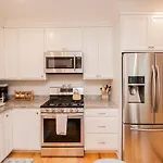 Stylish 2Br W Full Kitchen, Laundry & Cen Air