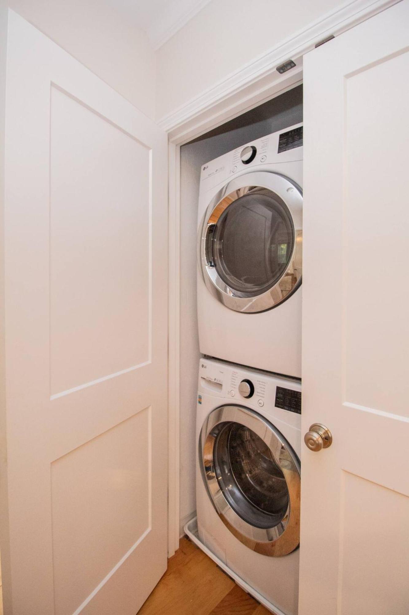 Apartment Stylish 2br W Full Kitchen, Laundry & Cen Air