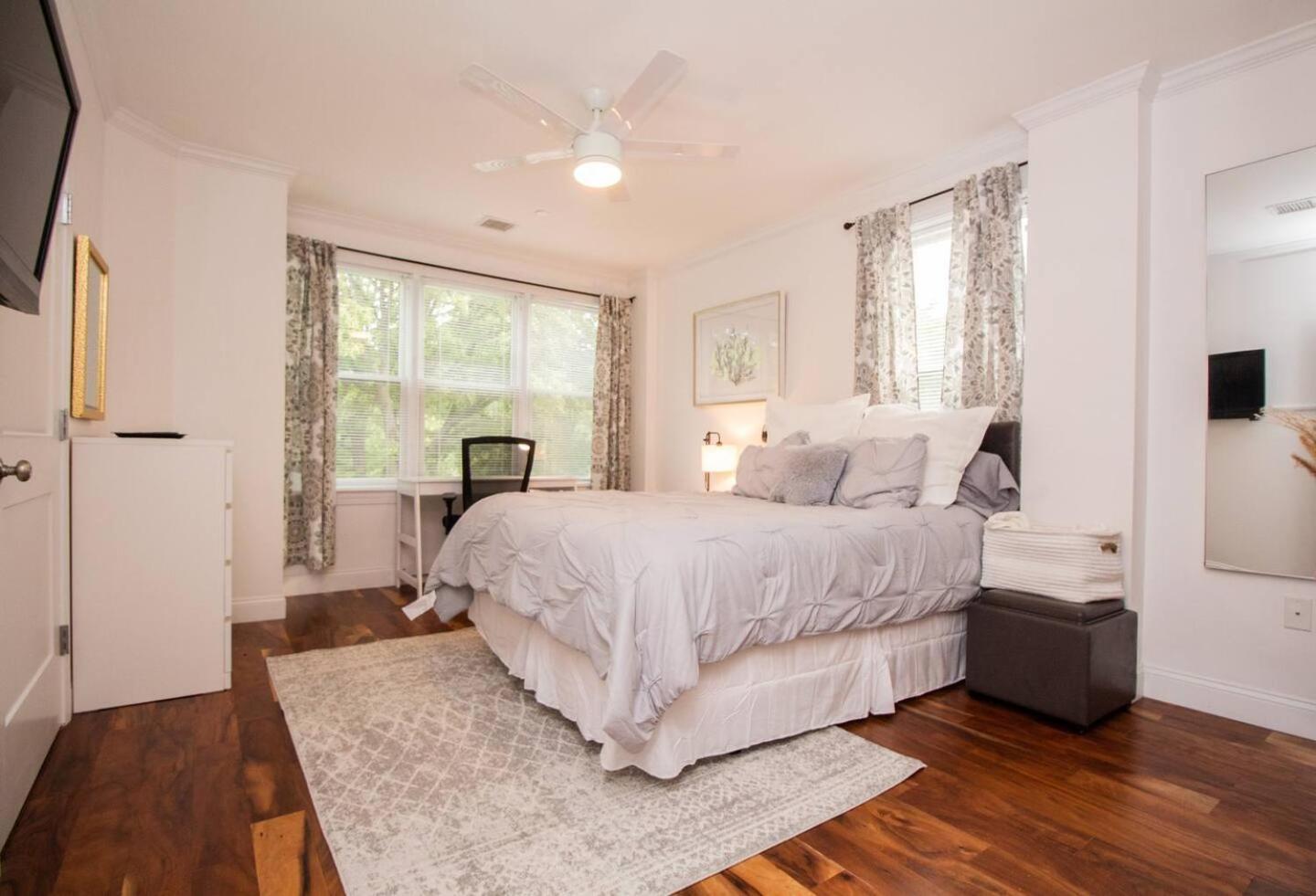 Stylish 2br W Full Kitchen, Laundry & Cen Air Apartment *