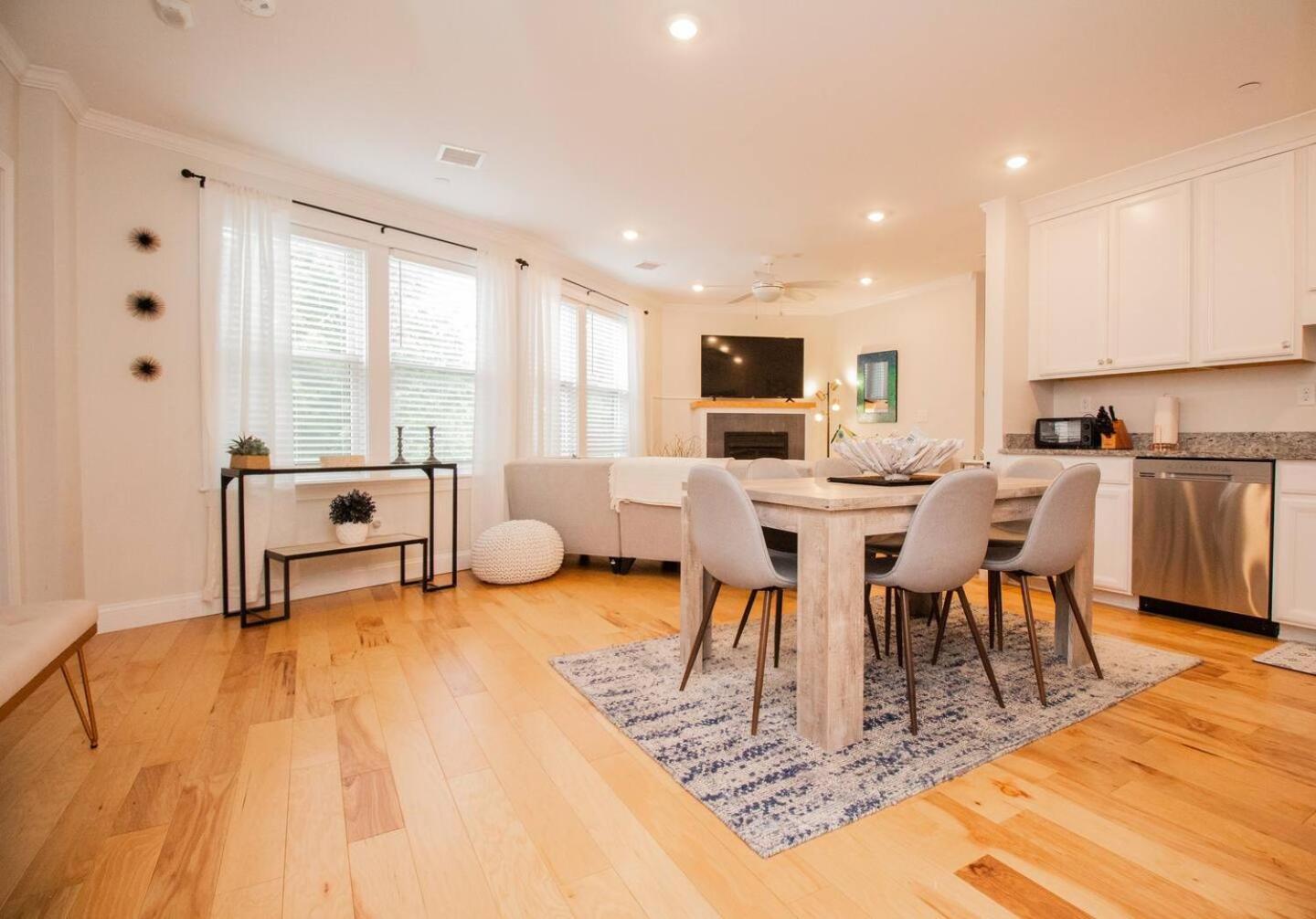Apartment Stylish 2br W Full Kitchen, Laundry & Cen Air *