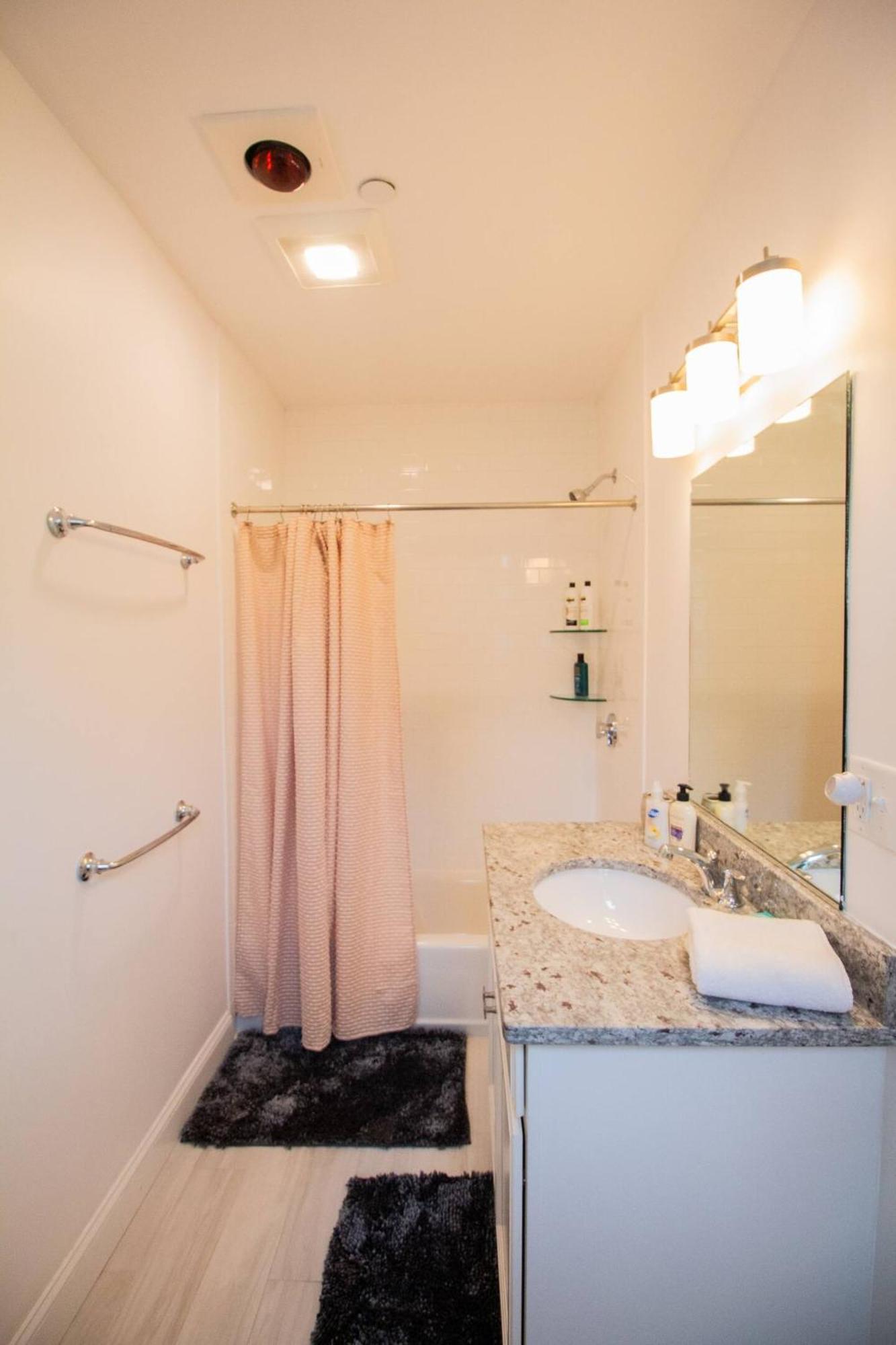 Stylish 2br W Full Kitchen, Laundry & Cen Air Apartment *
