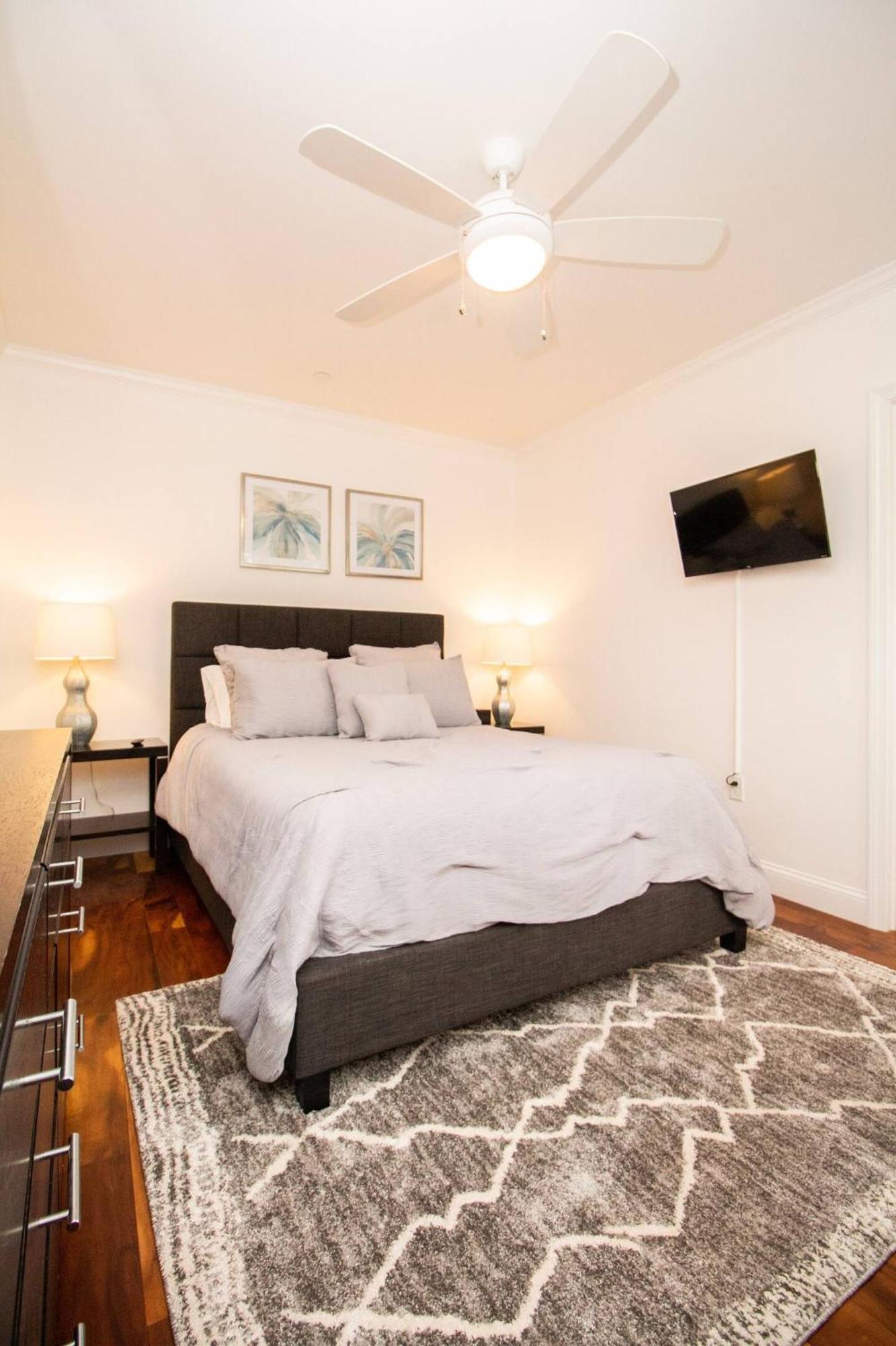 Apartment Stylish 2br W Full Kitchen, Laundry & Cen Air *
