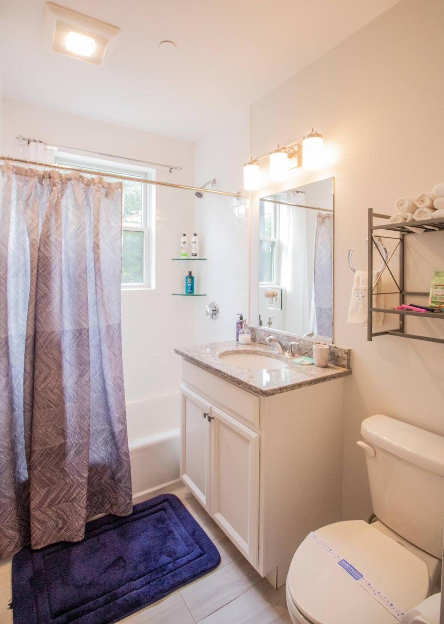 Stylish 2br W Full Kitchen, Laundry & Cen Air
