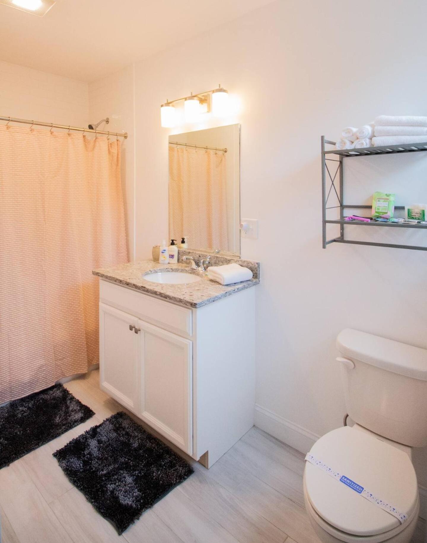 Apartment Stylish 2br W Full Kitchen, Laundry & Cen Air
