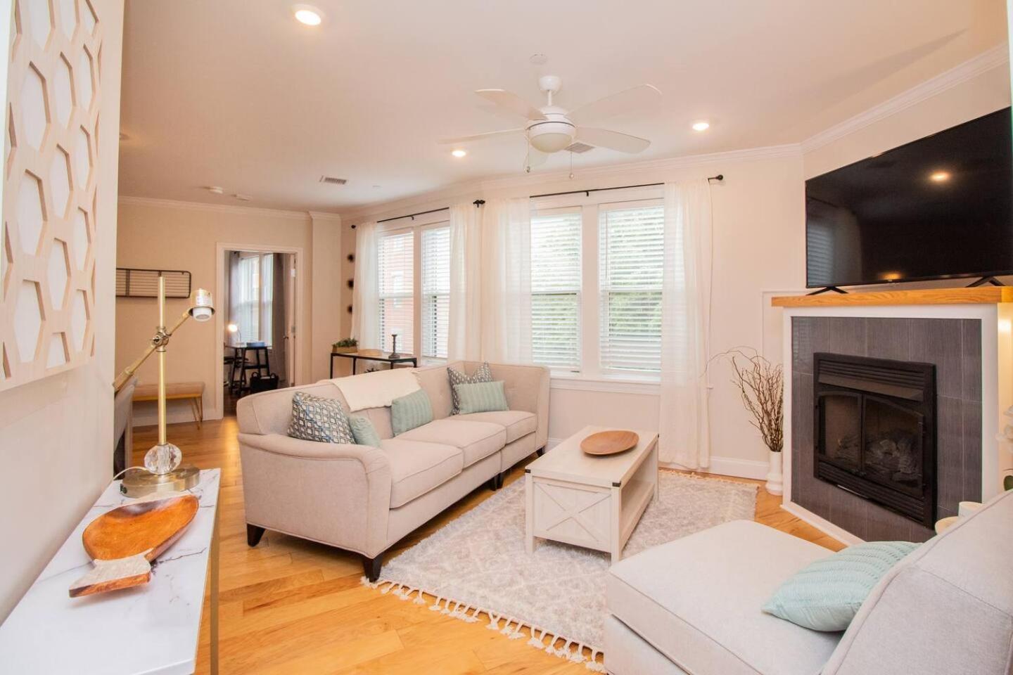 Stylish 2br W Full Kitchen, Laundry & Cen Air Apartment