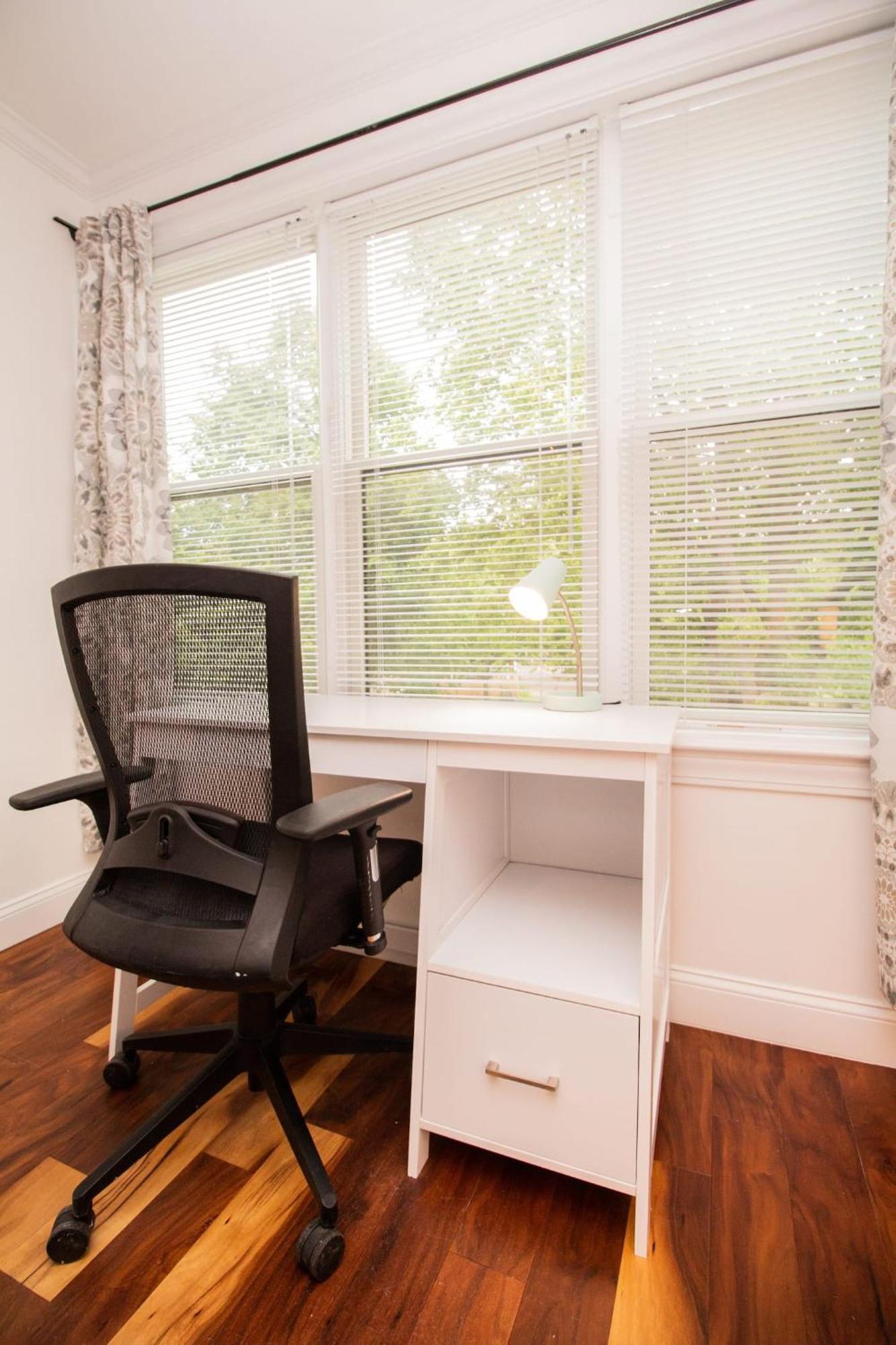 Apartment Stylish 2br W Full Kitchen, Laundry & Cen Air *