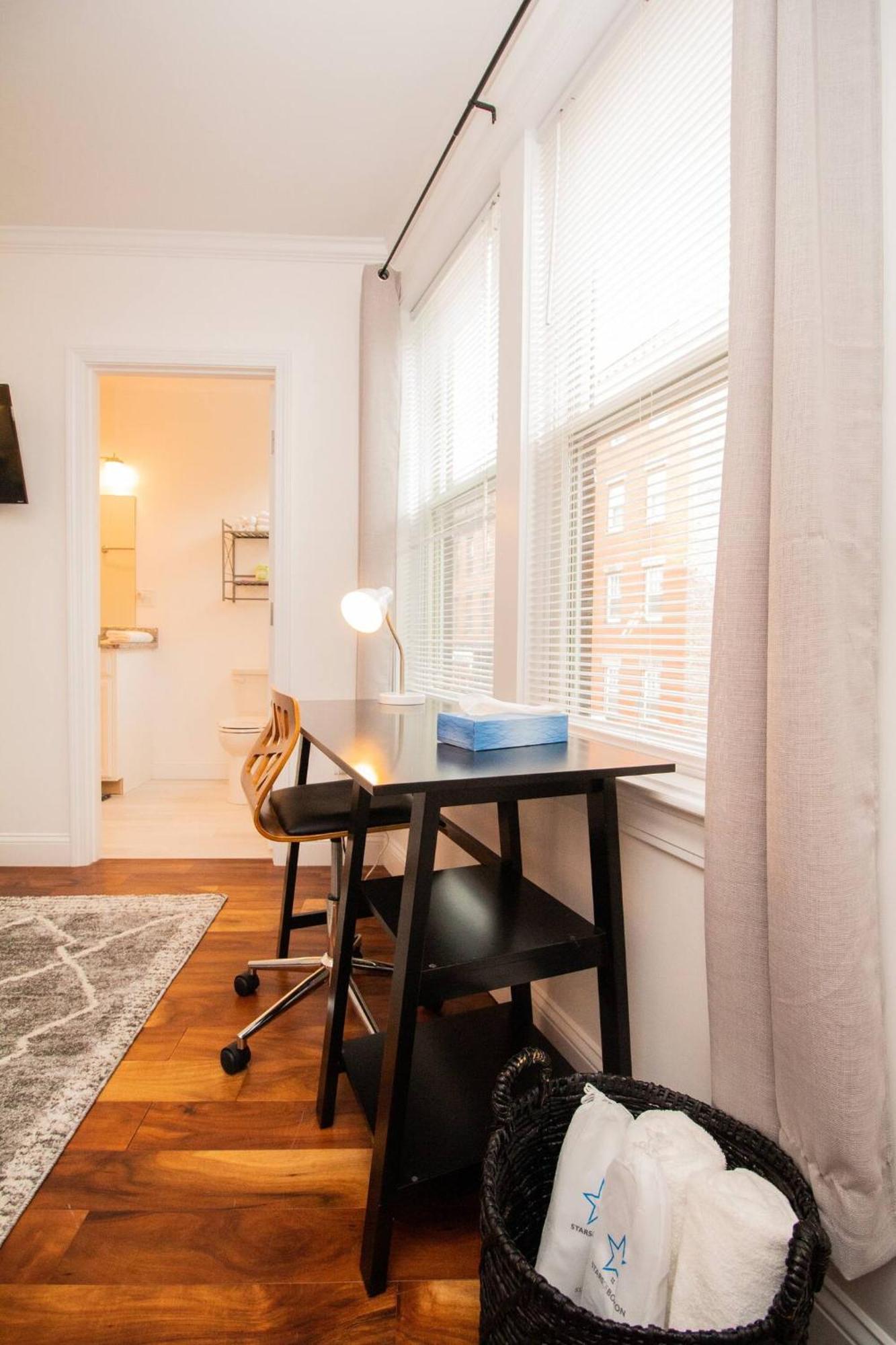 Stylish 2br W Full Kitchen, Laundry & Cen Air Apartment